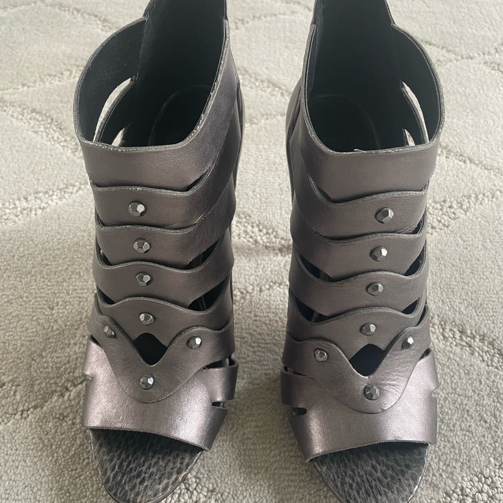 White House Black Market Bootie Heels EUC